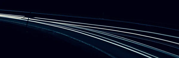 夜间驾驶的汽车的灯光 长期接触 — 图库照片