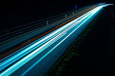 Geceleri araba ışıkları yanar. uzun pozlama