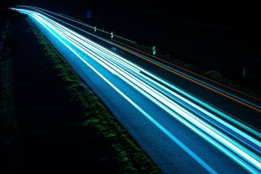 Geceleri araba ışıkları yanar. uzun pozlama