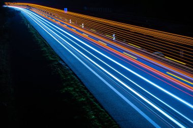 Geceleri araba ışıkları yanar. uzun pozlama