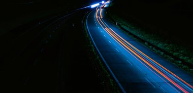 Geceleri araba ışıkları yanar. uzun pozlama