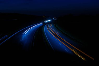 Geceleri araba ışıkları yanar. uzun pozlama