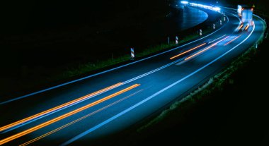 Geceleri araba ışıkları yanar. uzun pozlama