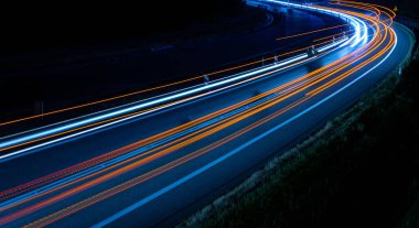 Geceleri araba ışıkları yanar. uzun pozlama