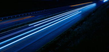 Geceleri araba ışıkları yanar. uzun pozlama