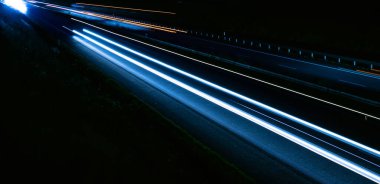 Geceleri araba ışıkları yanar. uzun pozlama