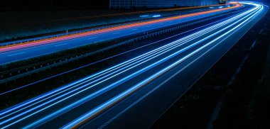 Geceleri araba ışıkları yanar. uzun pozlama