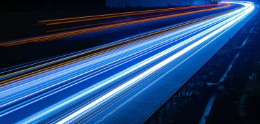 Geceleri araba ışıkları yanar. uzun pozlama