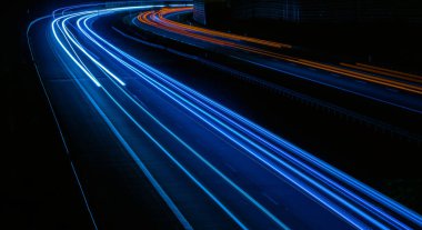 Geceleri araba ışıkları yanar. uzun pozlama