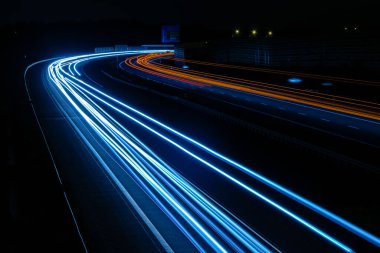 Geceleri araba ışıkları yanar. uzun pozlama
