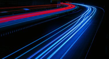 Geceleri araba ışıkları yanar. uzun pozlama