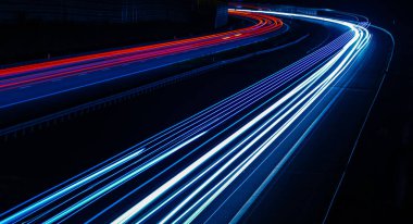 Geceleri araba ışıkları yanar. uzun pozlama