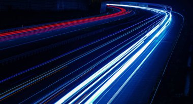 Geceleri araba ışıkları yanar. uzun pozlama