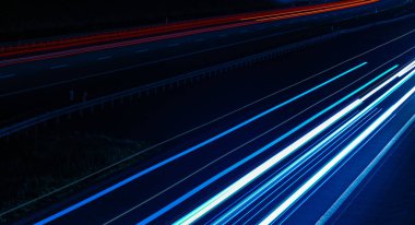 Geceleri araba ışıkları yanar. uzun pozlama