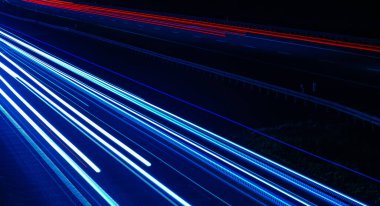 Geceleri araba ışıkları yanar. uzun pozlama