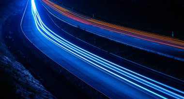 Geceleri araba ışıkları yanar. uzun pozlama