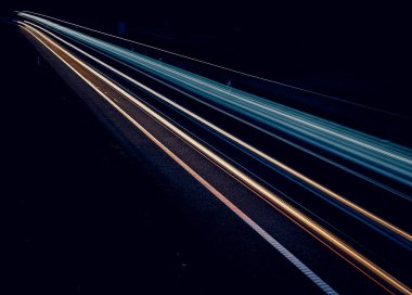 Geceleri araba ışıkları yanar. uzun pozlama