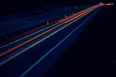 Geceleri araba ışıkları yanar. uzun pozlama