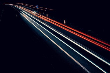 Geceleri araba ışıkları yanar. uzun pozlama