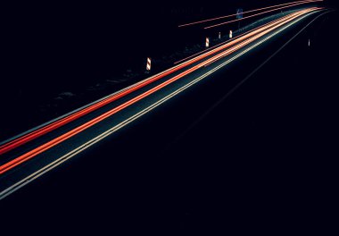 Geceleri araba ışıkları yanar. uzun pozlama