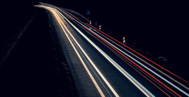 Geceleri araba ışıkları yanar. uzun pozlama