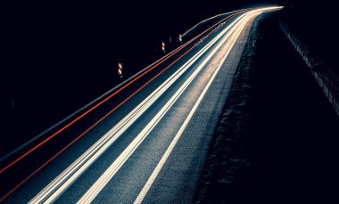 Geceleri araba ışıkları yanar. uzun pozlama