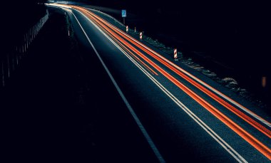 Geceleri araba ışıkları yanar. uzun pozlama