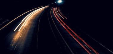 Geceleri araba ışıkları yanar. uzun pozlama