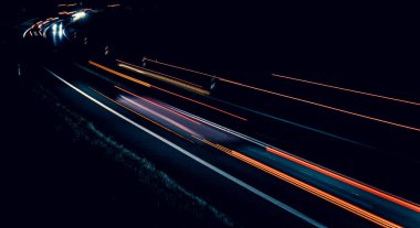 Geceleri araba ışıkları yanar. uzun pozlama