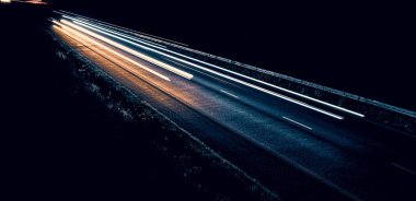 Geceleri araba ışıkları yanar. uzun pozlama