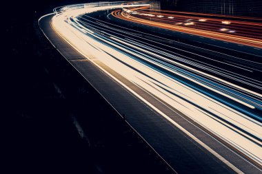 Geceleri araba ışıkları yanar. uzun pozlama