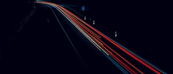 夜に運転する車のライト 長時間露光 — ストック写真