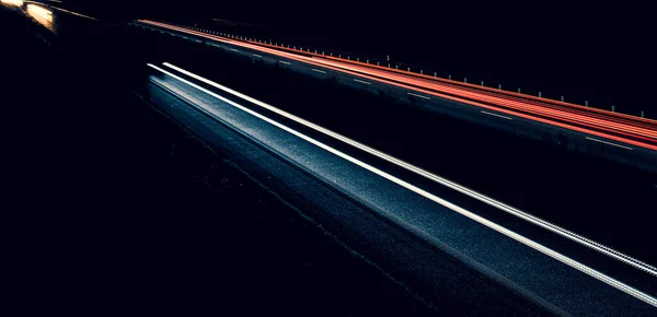夜に運転する車のライト 長時間露光 — ストック写真