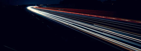 夜间驾驶的汽车的灯光 长期接触 — 图库照片