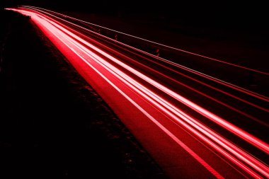 Geceleri araba ışıkları yanar. uzun pozlama