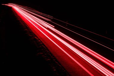 Geceleri araba ışıkları yanar. uzun pozlama