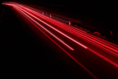 Geceleri araba ışıkları yanar. uzun pozlama