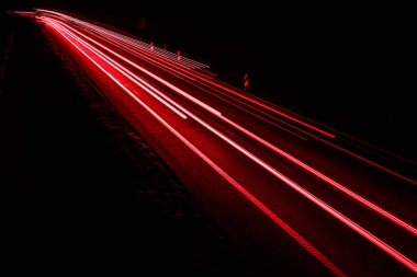 Geceleri araba ışıkları yanar. uzun pozlama