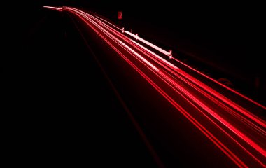 Geceleri araba ışıkları yanar. uzun pozlama