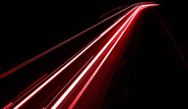 Geceleri araba ışıkları yanar. uzun pozlama