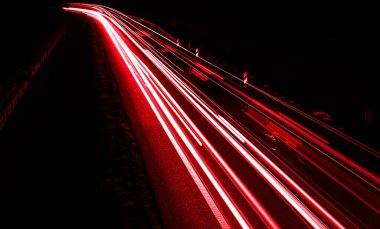 Geceleri araba ışıkları yanar. uzun pozlama