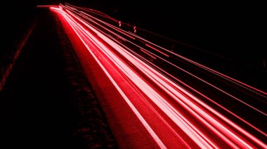 Geceleri araba ışıkları yanar. uzun pozlama