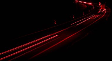 Geceleri araba ışıkları yanar. uzun pozlama