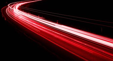 Geceleri araba ışıkları yanar. uzun pozlama