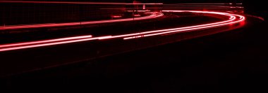 Geceleri araba ışıkları yanar. uzun pozlama