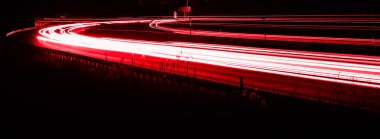 Geceleri araba ışıkları yanar. uzun pozlama