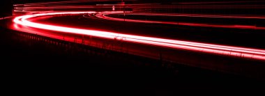 Geceleri araba ışıkları yanar. uzun pozlama