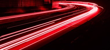 Geceleri araba ışıkları yanar. uzun pozlama