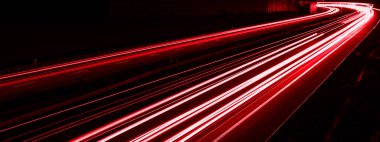 Geceleri araba ışıkları yanar. uzun pozlama