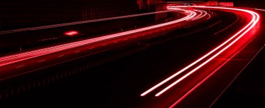 Geceleri araba ışıkları yanar. uzun pozlama